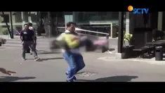 Mendengar suara rintihan minta tolong dari anak pelaku bom di Polrestabes Surabaya yang selamat, AKBP Roni Faisal nekat menggendong bocah tersebut dan berlari menuju mobil ambulan.
