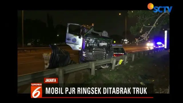 Tak hanya mobil PJR yang mengalami kerusakan, truk trailer yang menabrak pun turut mengalami kerusakan parah.