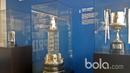 Trofi Segunda Division (kiri), Premier Division (tengah) dan Copa del Rey (kanan) yang pernah diraih Super Depor menjadi salah satu destinasi wisata di Stadion Riazor. (Bola.com/Okky Herman Dilaga)