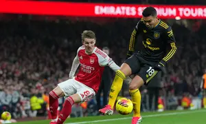 Martin Odegaard (kiri) berduel dengan Casemiro saat Arsenal menjamu Manchester United pada lanjutan Liga Inggris 2025/2026 di Emirates Stadium, Minggu (26/1/2026) malam WIB. (Mike Egerton/PA via AP)