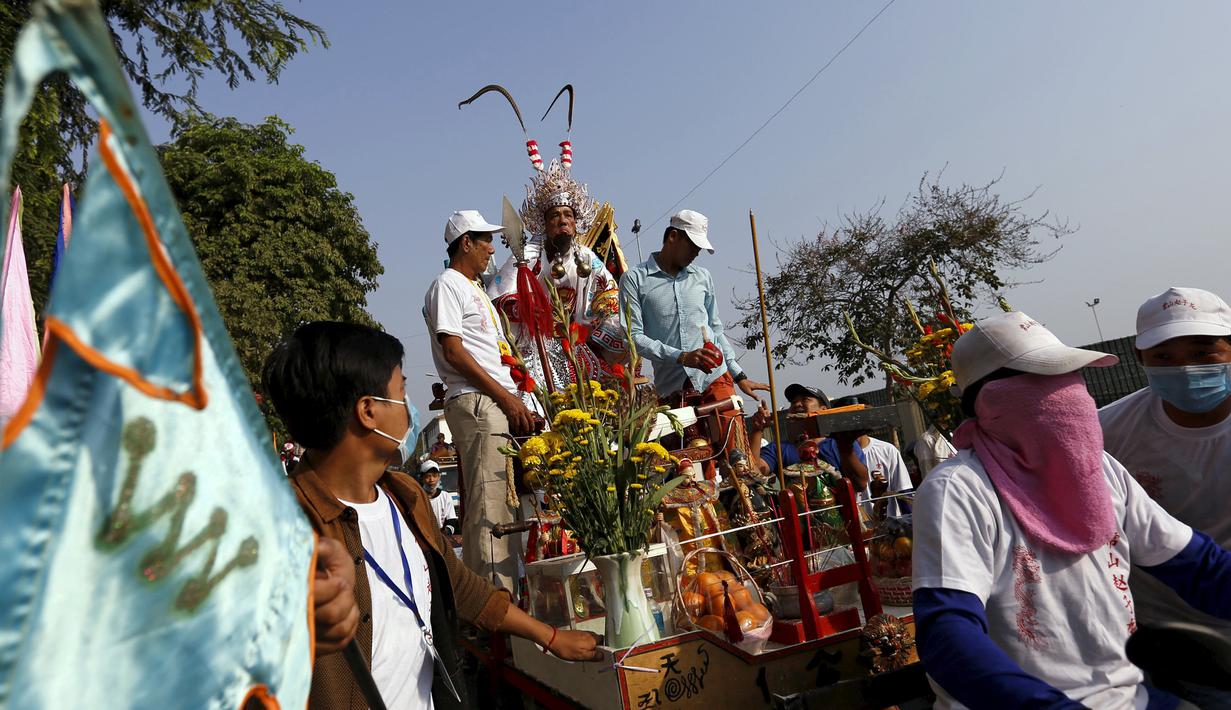 Sejumlah peserta saat mengikuti rangkaian acara Hei Neak Ta atau parade roh untuk memperingati Cap Go Meh, Kamboja, (21/2). Cap Go Meh merupakan tanda berakhirnya peringatan Tahun Baru Imlek bagi masnyarakat Tionghoa. (REUTERS/Samrang Pring)