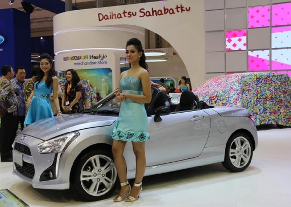 Model seksi nan ayu ini bikin aura GIIAS 2015 jadi panas