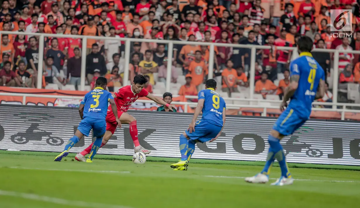 Pemain Persija Feby Eka berusaha melewati pemain Persib Bandung dalam laga pekan kedelapan Shopee Liga 1 2019 di Stadion Utama Gelora Bung Karno, Senayan, Jakarta, Rabu (10/7/2019). Persija dan Persib bermain imbang 1-1. (Liputan6.com/Faizal Fanani)
