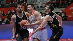 Pemain Timnas Basket Indonesia, Abraham Damar Grahita (tengah) berusaha melewati penjagaan pemain Timnas Basket Yordania saat matchday kedua Grup A FIBA Asia Cup 2022 antara Timnas Basket Indonesia melawan Timnas Basket Yordania di Istora Senayan, Jakarta, Kamis (14/07/2022). (Bola.com/Bagaskara Lazuardi)