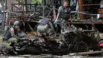 Tentara Thailand memeriksa mobil yang hancur usai ledakan bom di lokasi ledakan bom mobil di sebuah hotel, Provinsi Pattani, Thailand, Rabu (24/8). Ledakan bom mobil tersebut menewaskan satu orang dan 30 orang luka-luka. (REUTERS/Surapan Boonthanom)