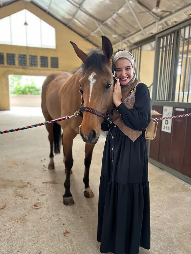 Zaskia Sungkar Rawat Kuda Baru