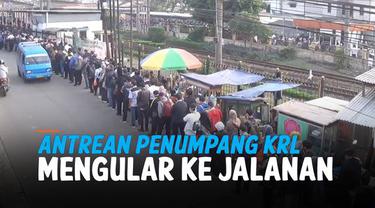Antrean calon penumpang KRL mengular panjang ke jalanan di Stasiun Bojong Gede, Bogor, Jawa Barat. Hal ini sejalan dengan penurunan PPKM di wilayah Bogor yang masuk ke level 2.