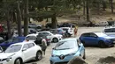 Parkiran dipenuhi mobil pengunjung yang mampu menarik wisatawan alam di hutan Bavella, Prancis, Rabu (25/8/2021). Situs Bavella penuh sesak dengan turis selama musim panas. (AFP/Pascal Pochard-Casabianca)
