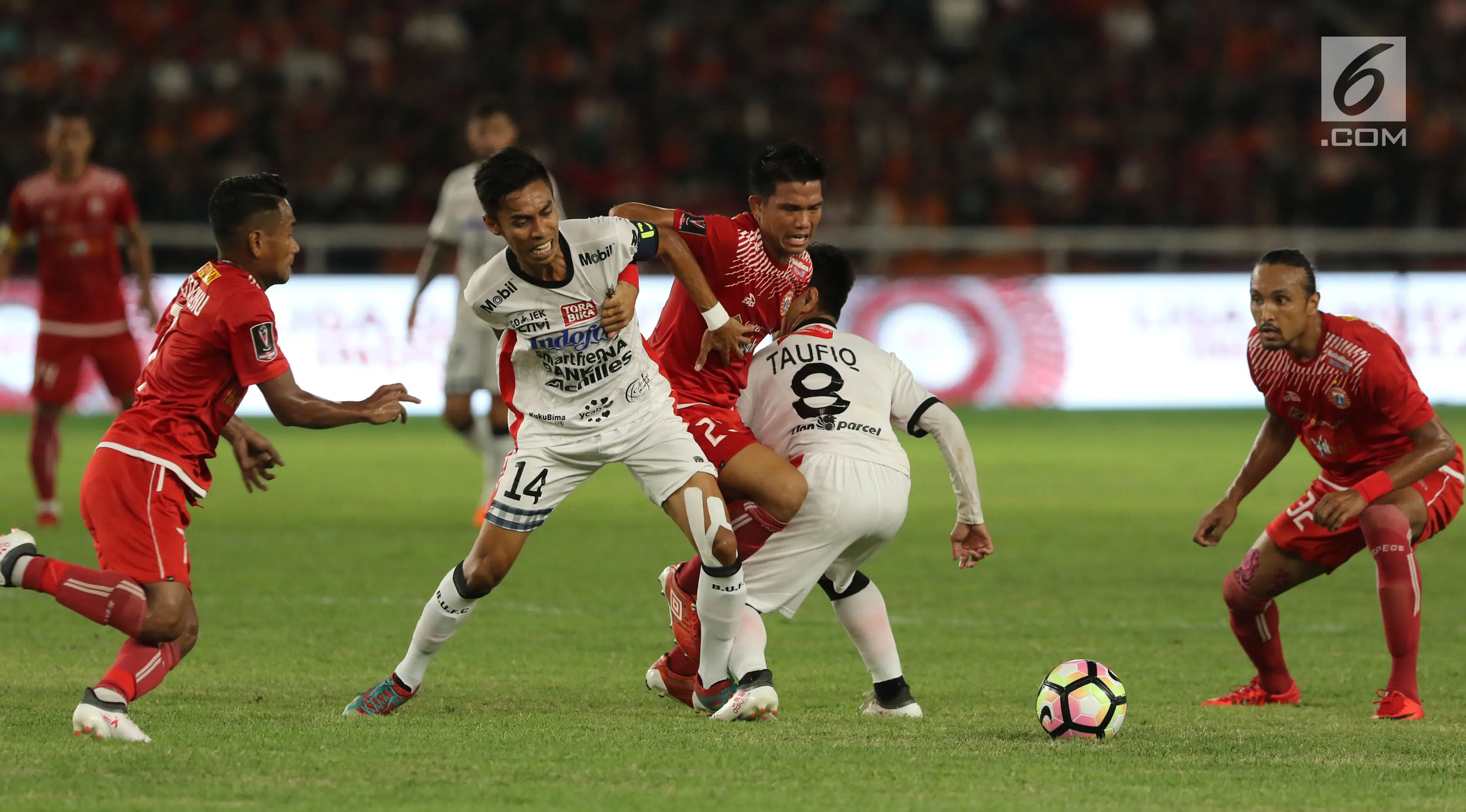 Pemain Bali United membawa bola yang dibayang-bayangi pemain Persija Jakarta pada final Piala Presiden di Stadion Utama GBK, Senayan, Jakarta, Sabtu (17/2). Persija Jakarta sementara unggul 2-0 atas Bali United. (Liputan6.com/Arya Manggala)