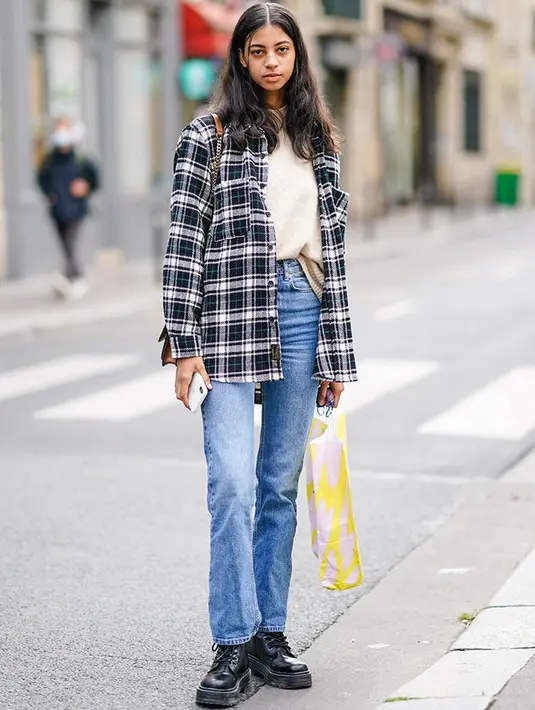 Tampil klasik ala tahun 90an dengan atasan flanel tanpa kancing, rajutan sederhana, dan straight-leg jeans? Kenapa tidak? Foto: Purewow.