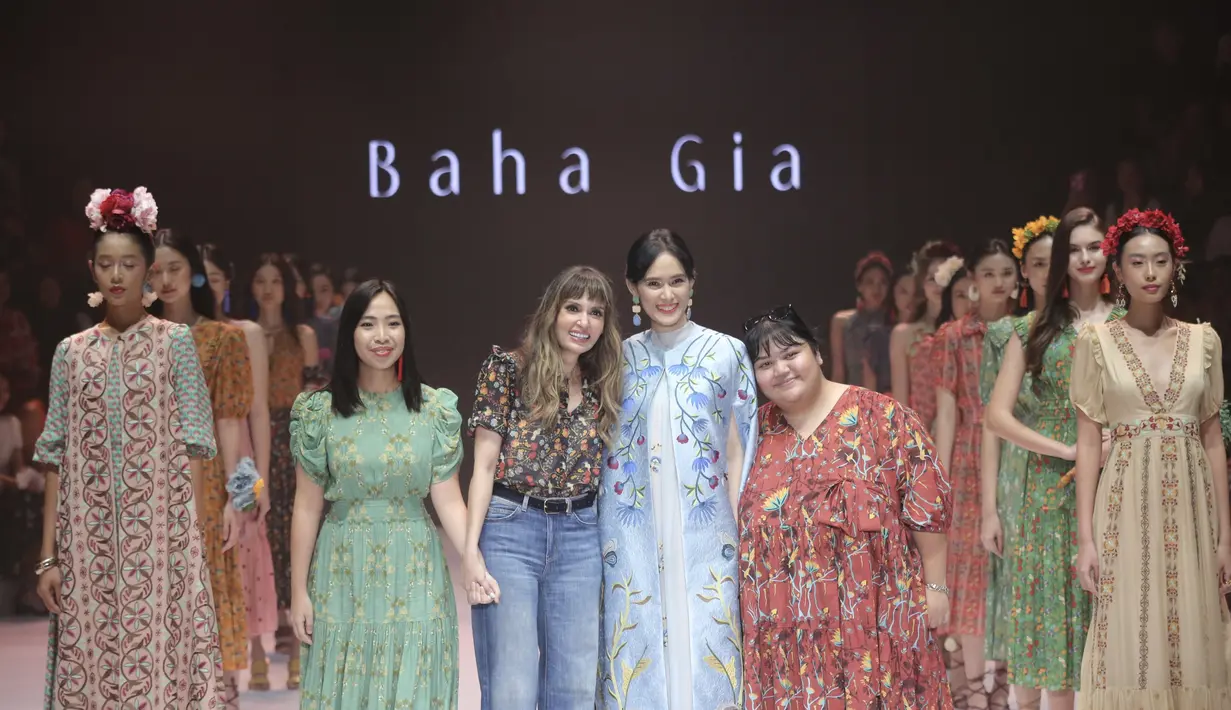 Koleksi Baha Gia yang dibawa di Plaza Indonesia Fashion Week bertema ‘Iridian Escapade’ yang membangkitkan gambaran perjalanan yang penuh warna dan penuh semangat yang penuh dengan keindahan dan kegembiraan. [Fimela/Daniel Kampua]