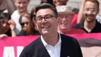 Andy Burnham, kandidat Partai Buruh untuk daerah pemilihan Makerfield, menyampaikan pidato di hadapan para pendukungnya saat pemilihan sela di Makerfield, Inggris, Kamis (18/6/2026). (Dok. AP/Jon Super)