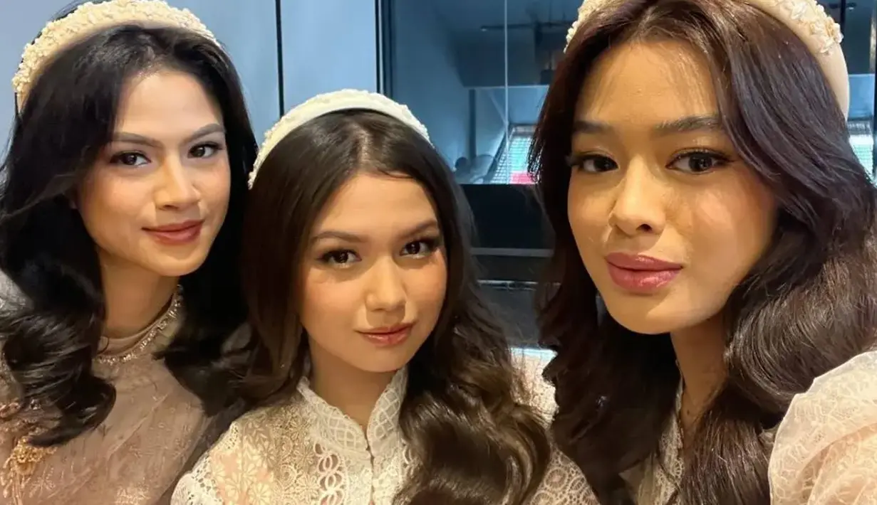 Dalam pemotretannya bersama para selebriti lain seperti Hana Saraswati dan Aqeela Calista, para seleb ini pun terlihat kompak dengan busana yang senada. Gaya rambutnya pun terlihat keren dengan memakai bando atau mahkota yang sesekali diberi kerudung dalam pemotretannya. (Liputan6.com/IG/@saskiachadwick_)