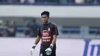 Kiper Arema FC, Utam Rusdiana, saat melawan Persib Bandung pada laga Liga 1 di Stadion GBLA, Jawa Barat, Kamis (13/9/2018). Persib menang 2-0 atas Arema FC. (Bola.com/M Iqbal Ichsan)