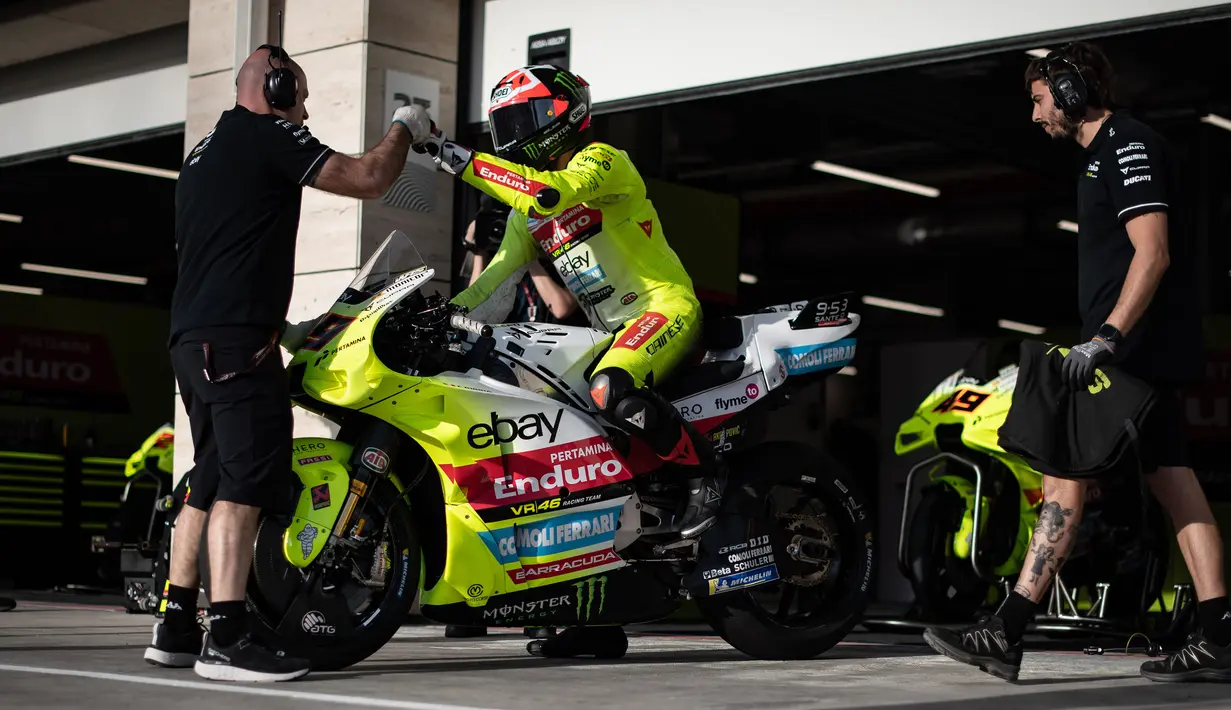 Pebalap Pertamina Enduro VR46, Fabio Di Giannatonio, bersiap menjalani tes pramusim MotoGP 2024 di Sirkuit Internasional Lusail, Doha, Qatar, Selasa (20/2/2024) waktu setempat.  (Dok. Tim Balap Pertamina Enduro VR46)