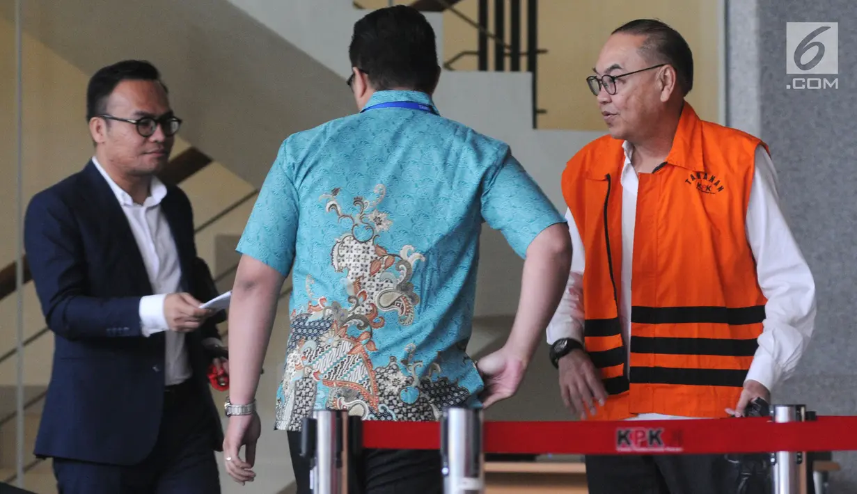 Pemegang saham Blackgold Natural Resources Limited, Johannes Budisutrisno Kotjo usai menjalani pemeriksaan di Gedung KPK, Jakarta, Senin (10/9). Johannes diperiksa terkait proyek kontrak kerja sama pembangunan PLTU Riau-1. (Merdeka.com/Dwi Narwoko)