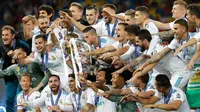 Pemain Real Madrid melakukan selebrasi usai menjadi juara Liga Champions 2018 di Stadion NSK Olimpiyskiy, Ukraina (26/5). Dengan kemenangan tersebut, Real Madrid berhasil menjadi juara Liga Champions tiga kali berturut-turut. (AP/Sergei Grits)