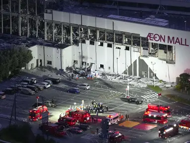 Gambar udara ini menunjukkan AEON Mall yang rusak akibat gempa bumi di Kashima, prefektur Kumamoto, Jepang selatan, Selasa, 28 Juli 2026. (Kyodo News via AP)