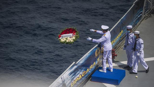 Momen Haru Acara Tabur Bunga Bagi Awak KRI Nanggala-402