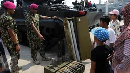 Anggota TNI menjelaskan peluru saat Open Day Kolinlamil di Tanjung Priok, Jakarta, Minggu (24/7). Warga sekitar menyambut antusias acara HUT KOLINLAMIL 1 Juli 2016 yang Ke-55. (Liputan6.com/Helmi Afandi)