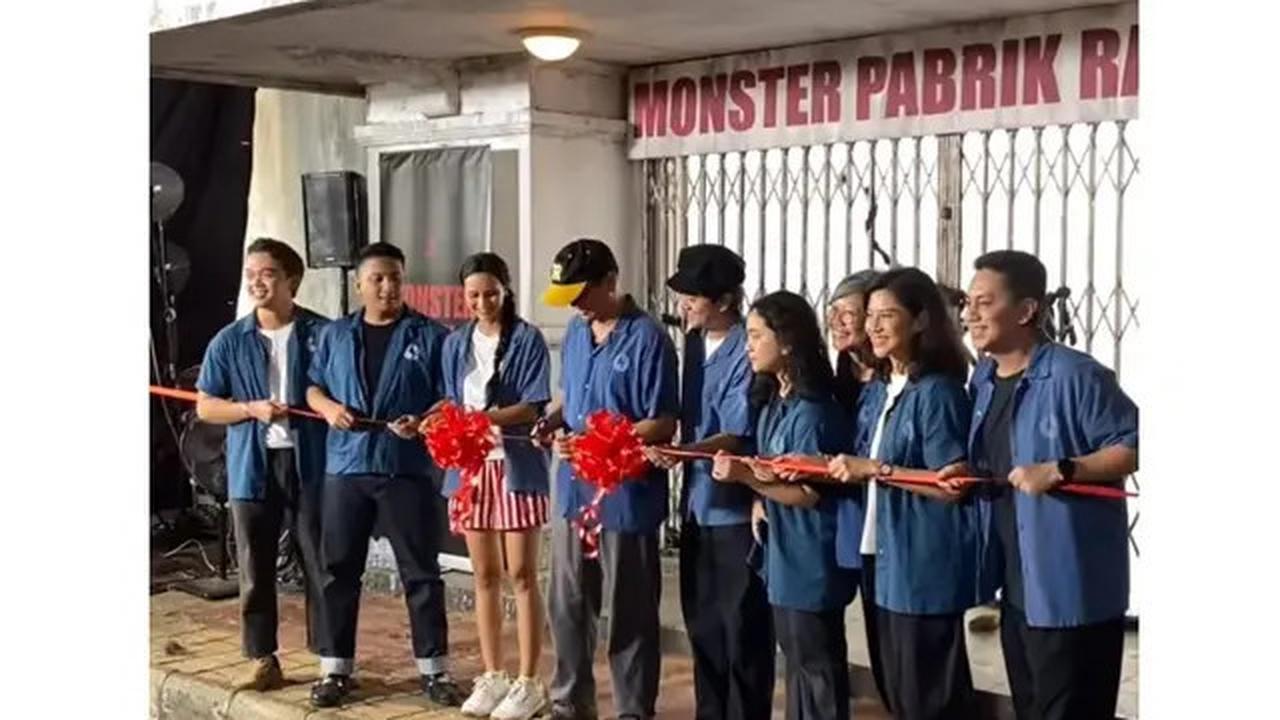 6 Potret Dian Sastrowardoyo Jadi Produser Eksekutif Film Monster Pabrik Rambut