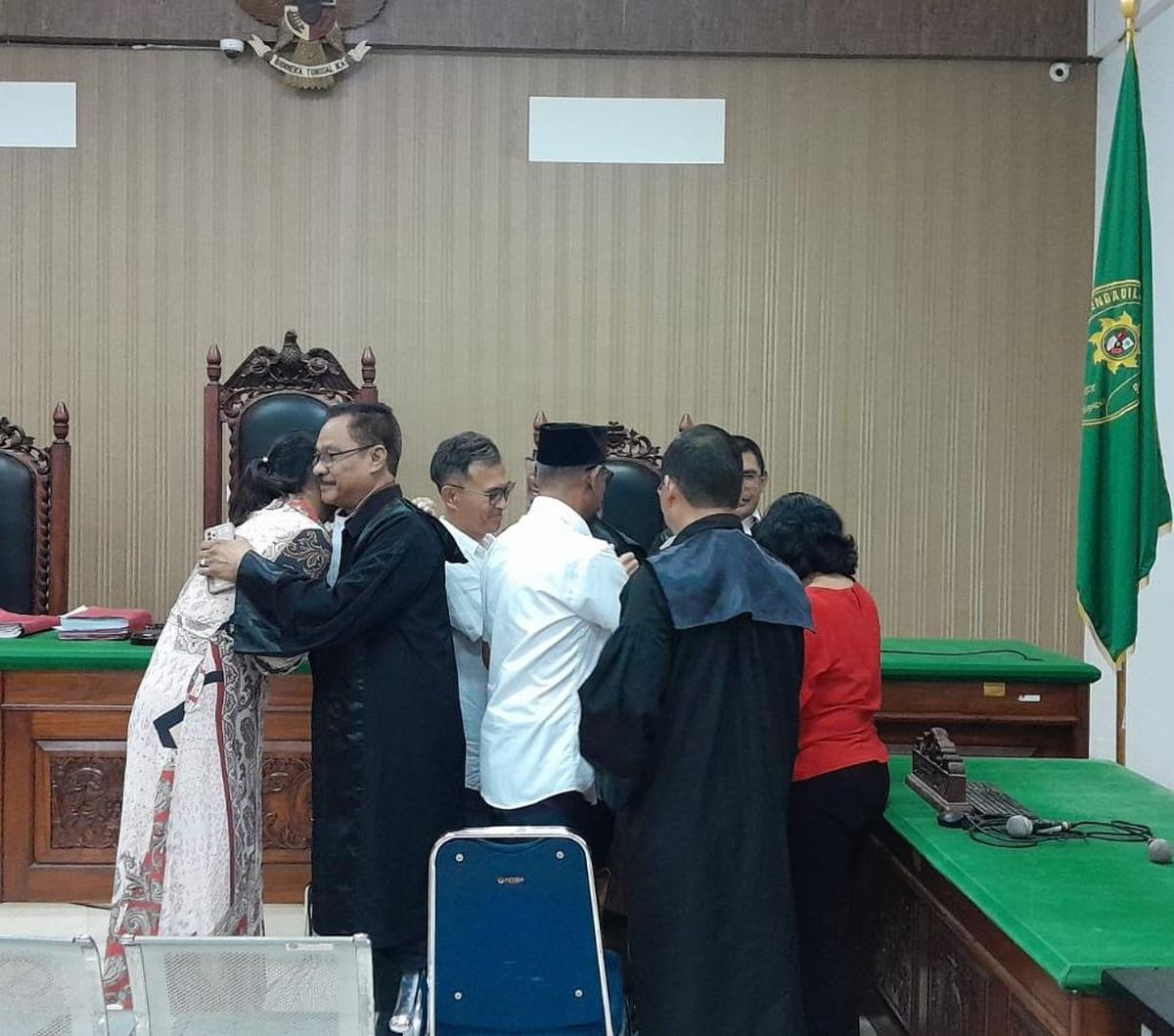 Empat terdakwa kasus dugaan korupsi pemanfaatan aset milik pemerintah provinsi NTT di Labuan Bajo yang telah dibangun Hotel Plago di vonis bebas oleh majelis hakim.