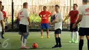 Menpora Imam Nahrawi (kedua kanan) bersiap bermain futsal bersama Dani Pedrosa dan kawan kawan, Jakarta, Sabtu (13/2/2016). Tim Repsol Honda yang berlaga di MotoGP 2016 akan diperkenalkan, Minggu (14/2) di Sirkuit Sentul. (Liputan6.com/Helmi Fithriansyah)