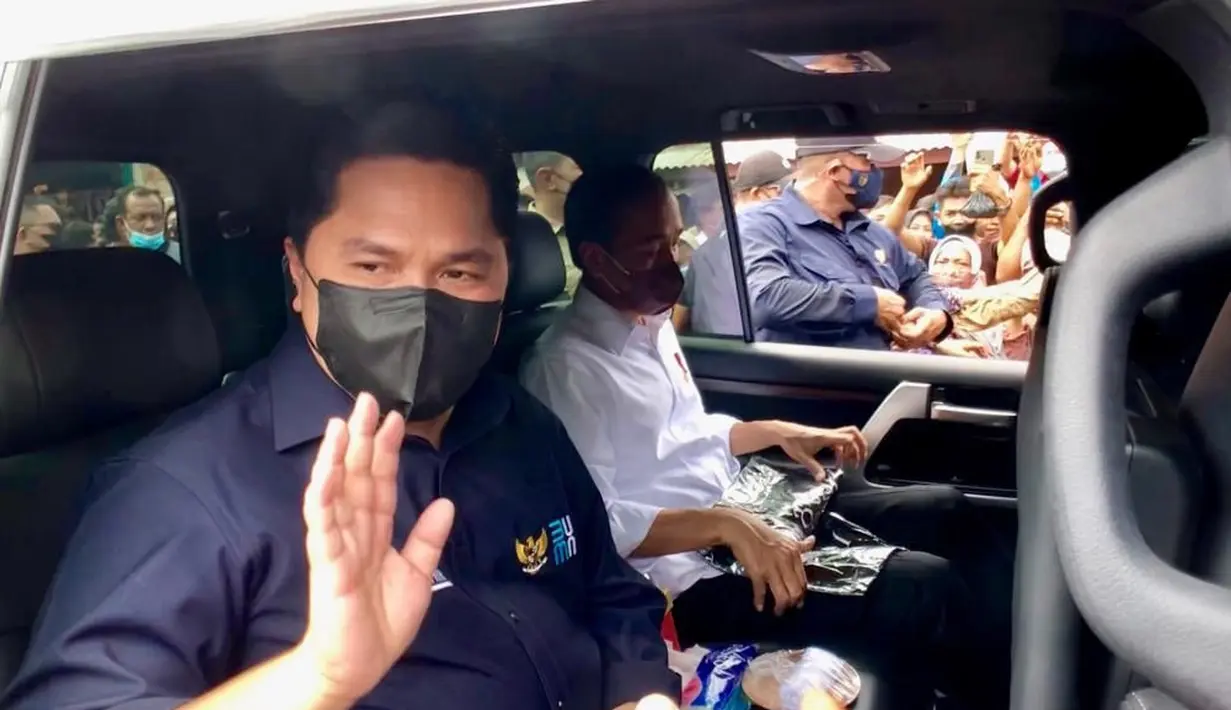 Presiden Joko Widodo bersama Menteri BUMN Erick Thohir berada di dalam mobil setelah membagikan bantuan langsung tunai (BLT) kepada para pedagang di Pasar Baru Tanjung Enim, Sumatra Selatan, Senin (24/1/2022). Bantuan yang diberikan sebesar Rp1,2 juta per orang. (Dok. Biro Pers Kepresidenan)