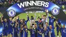 Pemain Chelsea merayakan dengan trofi setelah memenangkan Piala Super Eropa 2021 melawan Villarreal di Windsor Park, Kamis dinihari WIB (12/8/2021). Chelsea juara setelah menang 6-5 lewat drama adu penalti usai kedua tim bermain imbang hingga perpanjangan waktu. (AP Photo/Peter Morrison)