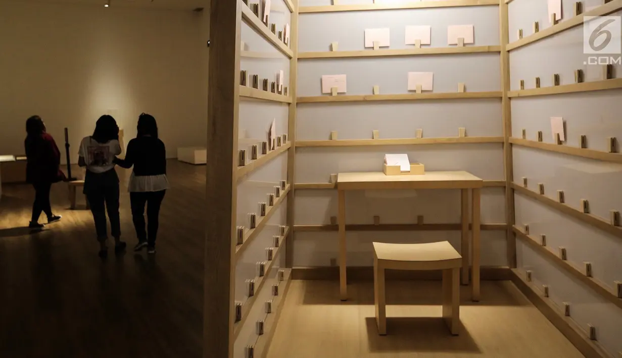 Sebuah karya seni instalasi berupa bilik The Letter Writing Project di Museum MACAN, Kebon Jeruk, Jakarta, Kamis (14/2). Pameran bertajuk Masa Lalu Belumlah Berlalu berlangsung hingga 10 Maret 2019. (Liputan6.com/Fery Pradolo)