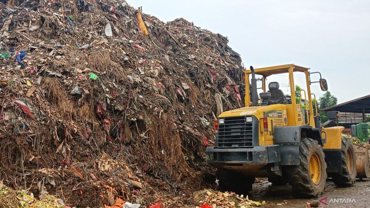 Personel Gabungan Angkut Ratusan Ton Sampah, Targetkan Penanganan Sampah Pasar Induk Kramat Jati Tuntas Minggu Ini