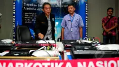 Deputi Pemberantasan BNN Inspektur Jenderal Pol, Dedi Fauzi El Hakim (kiri) saat menunjukan barang bukti, di Kantor BNN, Jakarta, Selasa (19/5). BNN meringkus 2 wanita yang menjadi kurir sabu seberat 12,29 kg. (Liputan6.com/Yoppy Renato)