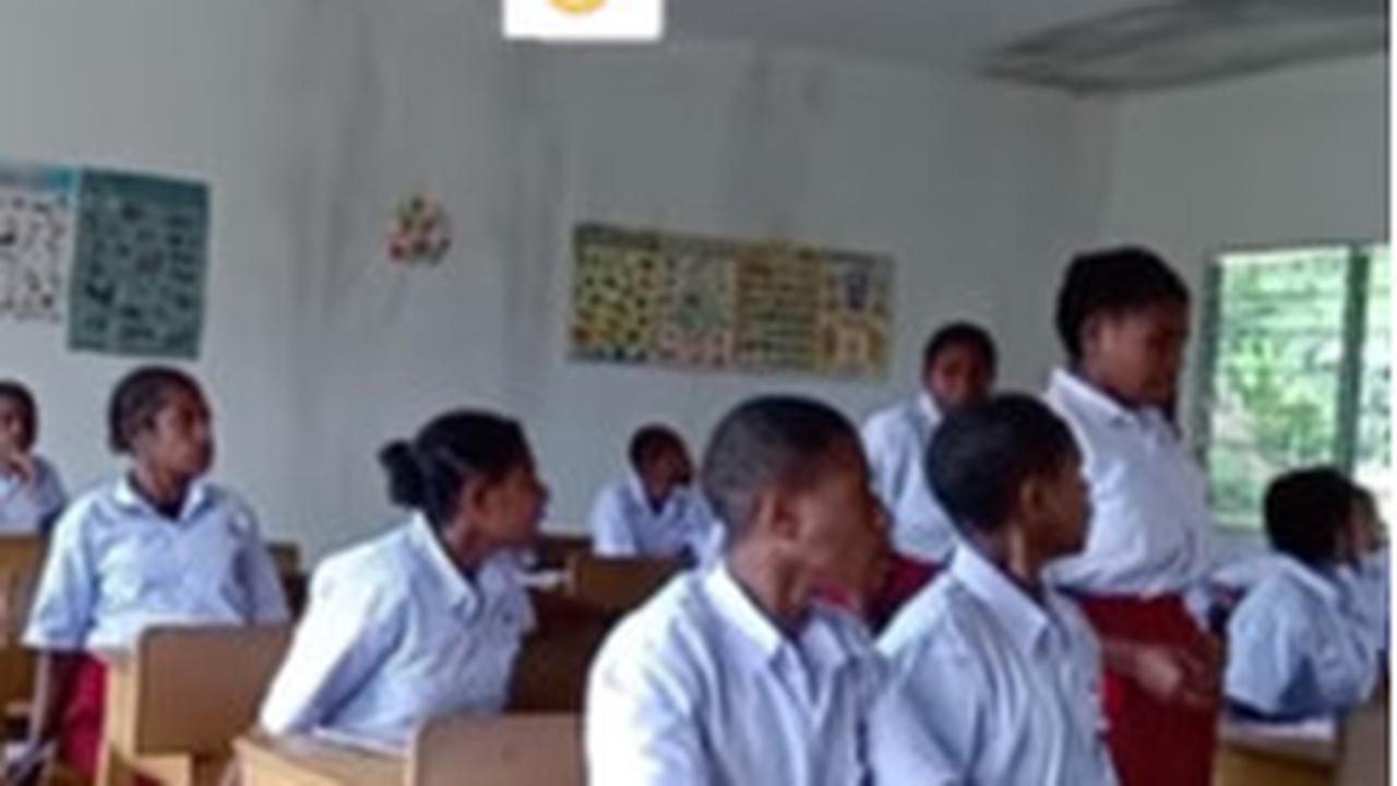Momen Siswa SD di Papua Mendadak Panik Dengar Suara Pesawat