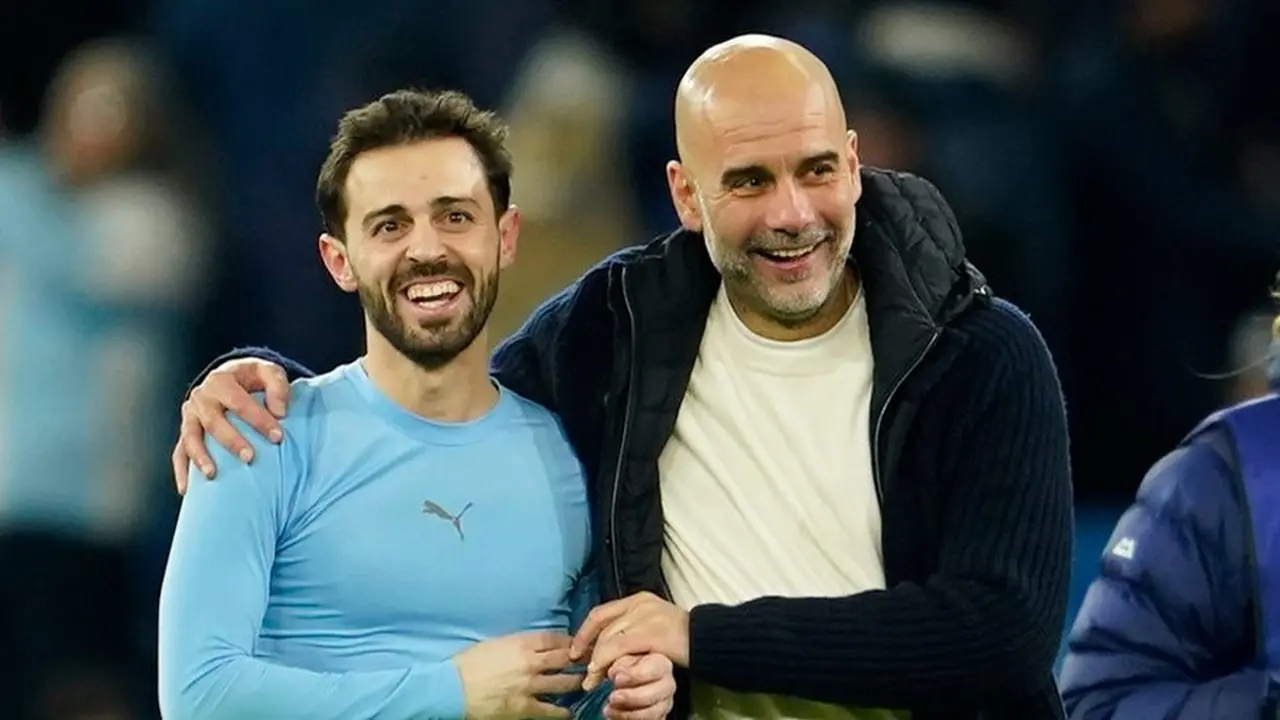 Kegembiraan Bernardo Silva dan Pep Guardiola usai kemenangan Manchester City atas Club Brugge di Liga Champions, Kamis (30/1/2025). (c) AP Photo/Dave Thompson