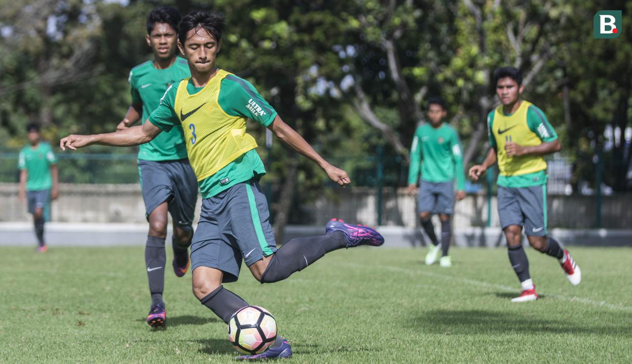 Pemain Timnas Indonesia U-19, Hanis Saghara, berusaha melepas tendangan saat latihan di Lapangan ABC Senayan, Senin (19/2/2018). Pemusatan latihan Timnas Indonesia akan digelar selama satu pekan, yakni 18-25 Februari 2018. (Bola.com/Vitalis Yogi Trisna)