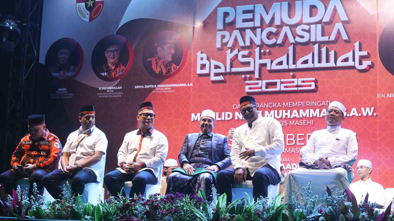 FOTO: Ribuan Warga Padati Tugu Proklamasi, Pemuda Pancasila Gelar Doa untuk Negeri