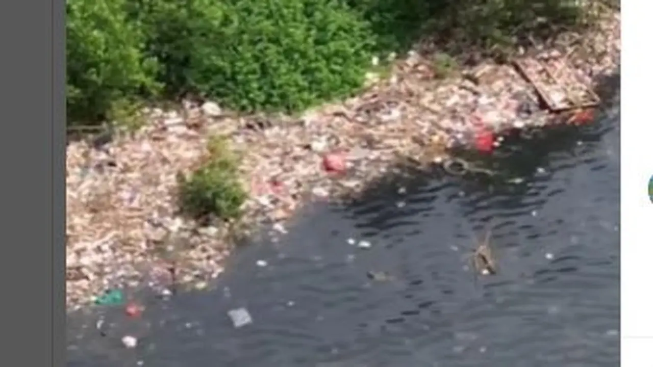 Tumpukan sampah di salah satu bibir Pantai Mangrove Muara Angke, Penjaringan, Jakarta Utara.