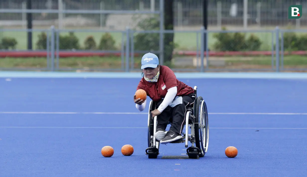 Seorang atlet Lawn Bowls melempar bola saat mengikuti sesi latihan di Lapangan Hoki, GBK, Jakarta, Rabu, (19/9/2018). Latihan tersebut merupakan persiapan jelang Asian Para Games 2018. (Bola.com/M Iqbal Ichsan)