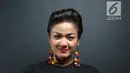 Aktris Nirina Zubir berpose saat sesi foto di kantor Liputan6.com, SCTV Tower, Jakarta, Kamis (15/11). Nirina Zubir akan memerankan tokoh Debby, pemburu hadiah bersenjatakan kerambit dan busur silang. (Liputan6.com/Fatkhur Rozaq)