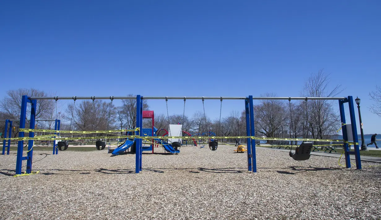 Taman bermain yang ditutup terlihat di Toronto, Kanada, Kamis (2/4/2020). Hingga Kamis (2/4/2020) pagi waktu setempat, Kanada melaporkan 10.132 kasus virus corona COVID-19 dengan jumlah kematian meningkat menjadi 127 jiwa. (Xinhua/Zou Zheng)