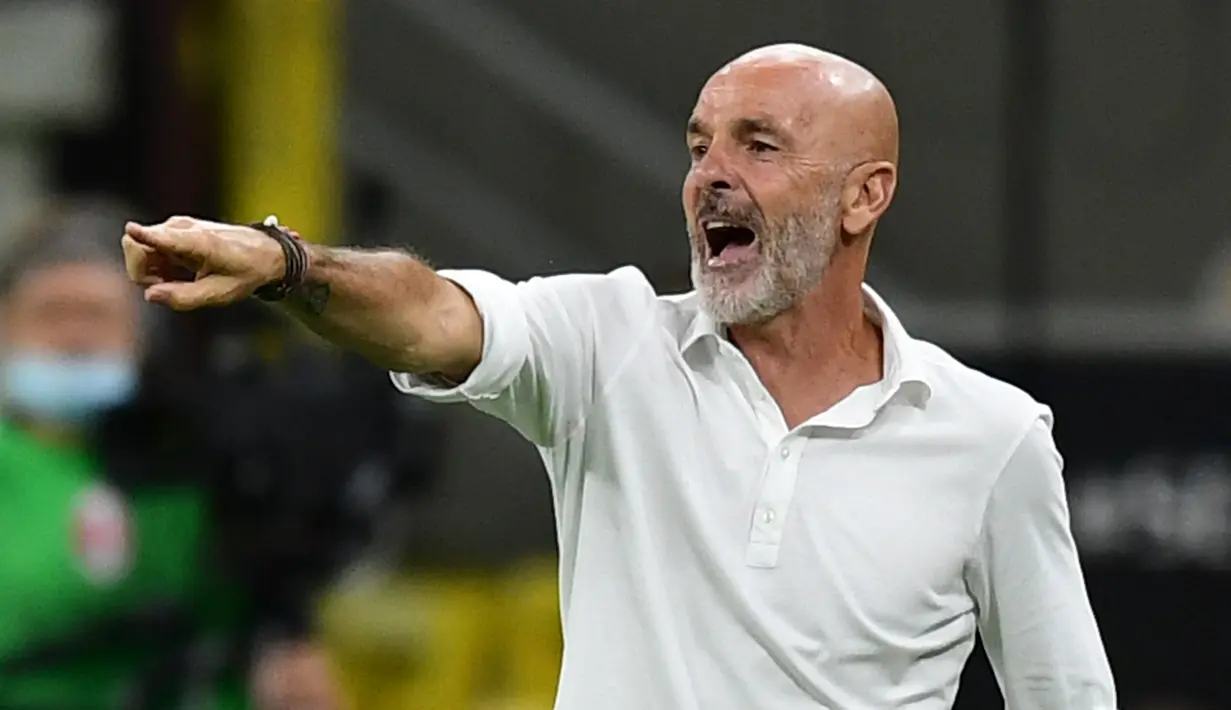 Pelatih AC Milan, Stefano Pioli, memberikan arahan kepada pemainnya saat menghadapi Juventus pada laga lanjutan Serie A pekan ke-31 di Stadion San Siro, Rabu (8/7/2020) dini hari WIB. AC Milan menang 4-2 atas Juventus. (AFP/Miguel Medina)