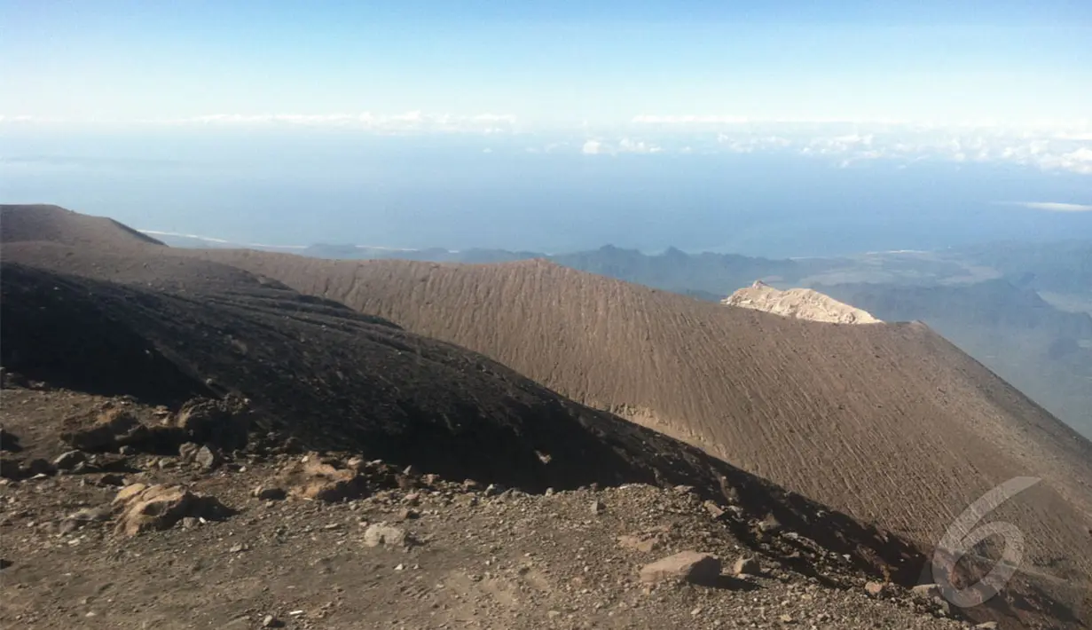 Semeru dengan puncaknya Mahameru, Gunung tertinggi di Jawa menjadi dambaan para penggiat alam bebas pendakian gunung (Liputan6.com/Andi Jatmiko).