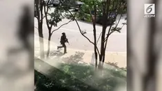 Sebuah video amatir merekam detik-detik penangkapan terduga pelaku penembakan di Maryland. Sebuah insiden penembakan terjadi di kantor surat kabar dan menewaskan lima orang.