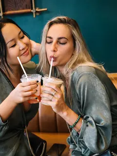 Ilustrasi persahabatan dua orang wanita (Sumber: Pexels.com/Anna Tarazevich)