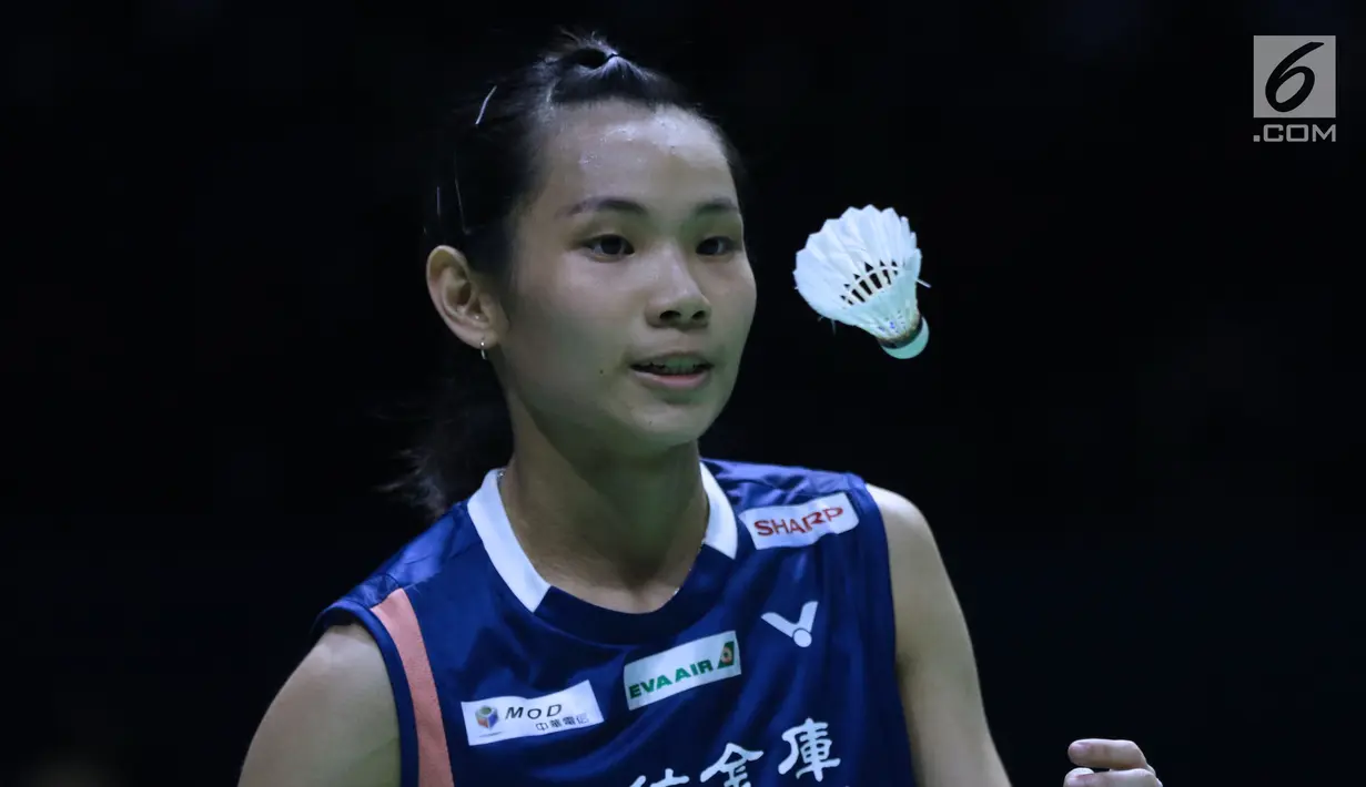 Tunggal putra China Taipei, Tai Tzu Ying saat melawan pebulu tangkis China, He Bingjiao pada semifinal Indonesia Open 2018 di Istora GBK, Jakarta, Sabtu (7/7). Tai Tzu Ying menang 21-13, 21-8. (Liputan6.com/Helmi Fithriansyah)