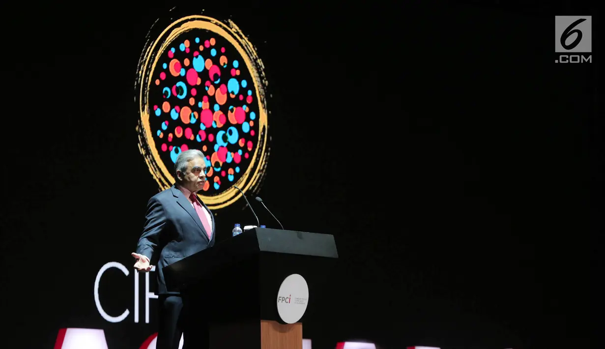 Prof Kishore Mahbubani memberikan sambutan dalam conference on Indonesia Foreign Policy 2017 di Jakarta, Sabtu (21/10). (Liputan6.com/Faizal Fanani)
