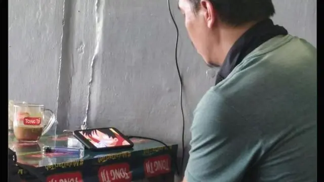 6 Potret Bapak-bapak Nonton Kartun Ini Serius Banget, Jadi Tontonan Favorit