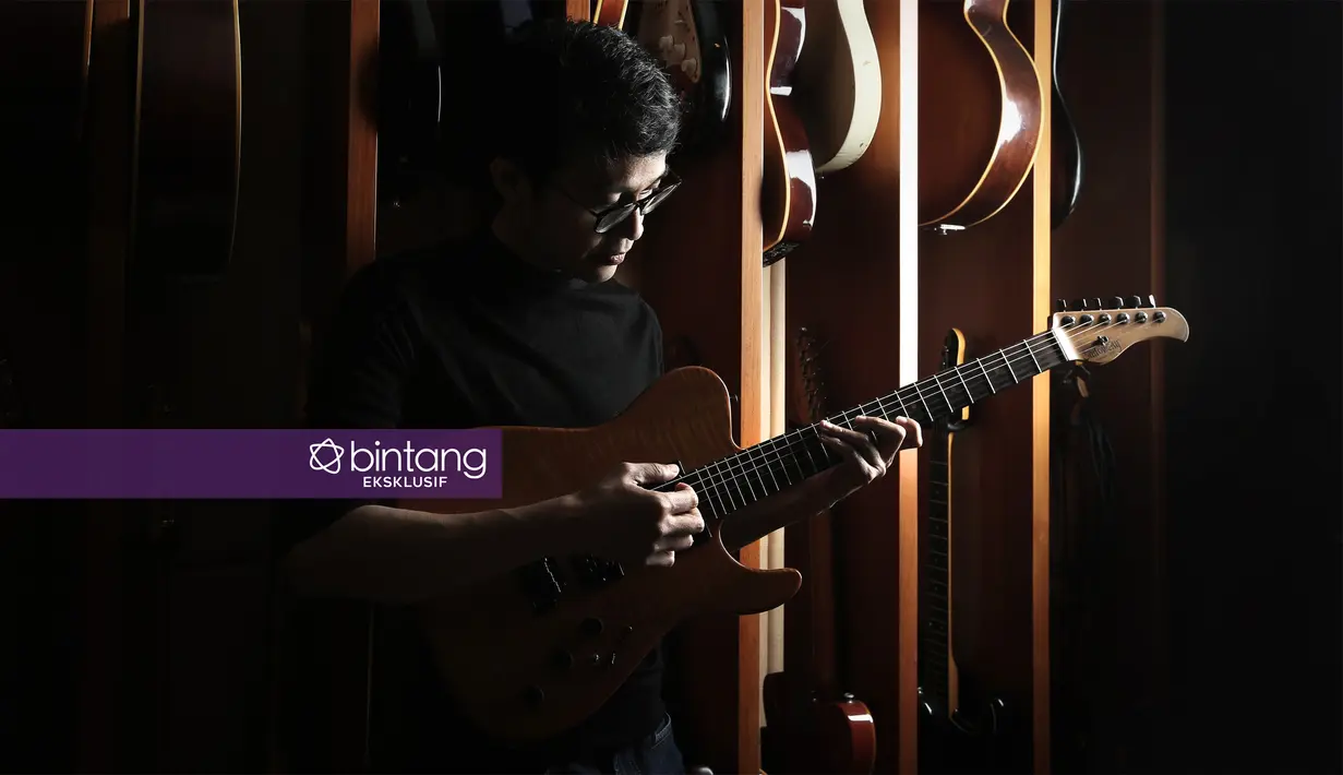 Tohpati dari segi pembawaannya terlihat kalem dan memiliki sifat ramah. Tapi, saat diatas panggung, berbagai genre disikatnya, terutama jazz, etnik dan funk yang belakangan ini menjadi lahan eksplorasinya.  (Bambang E. Ros/Bintang.com)