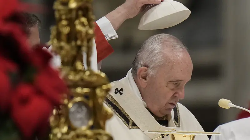 Paus Fransiskus Pimpin Misa Malam Natal 2021