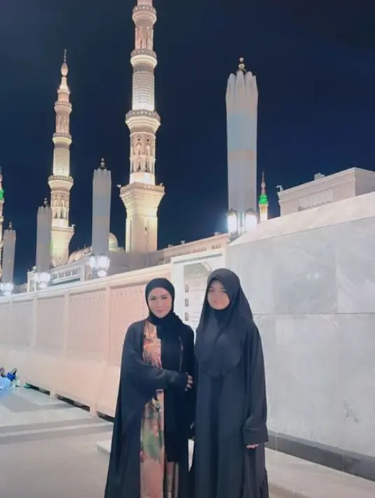 Keduanya pun tampil kompak dalam balutan busana serba hitam dan memesona dengan hijabnya. [Foto: Instagram/krisdayantilemos]